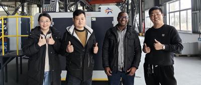 Klienti apmeklē vaskošanas rūpnīcu